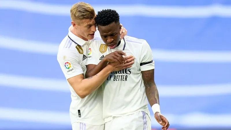 Toni Kroos trong một nỗ lực trấn tĩnh Vinicius Jr khi còn chơi cho Real Madrid. Ảnh: ESPN