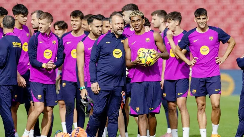 Thầy trò HLV Hansi Flick tận hưởng cảm giác trở lại tập trên mặt cỏ sân Camp Nou. Ảnh: AFP