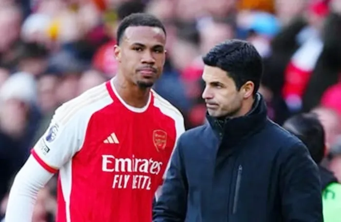 Gabriel Magalhaes và HLV Mikel Arteta.
