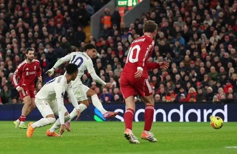 Morgan Gibbs-White ghi bàn ấn định tỷ số 3-0 bằng cú sút sệt vào góc lưới.