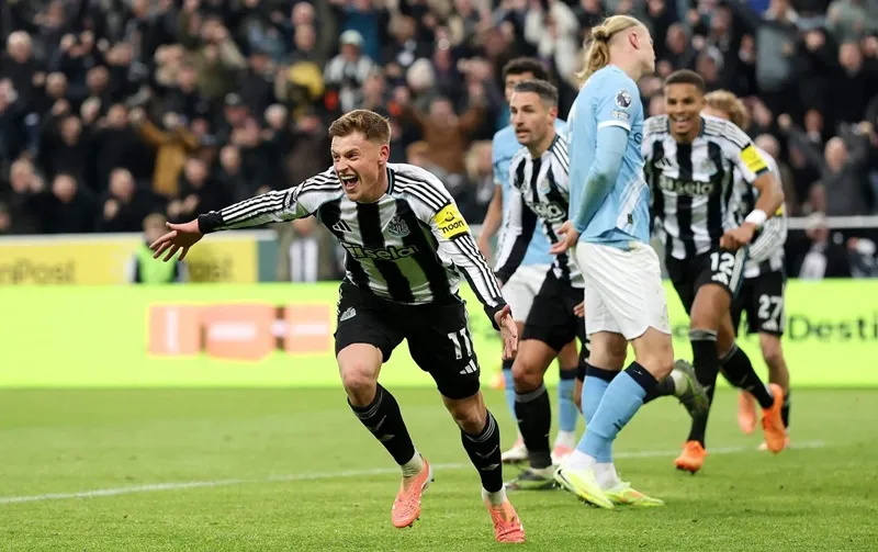 Harvey Barnes giúp Newcastle thắng 2-1 trước Man.City bằng một cú đúp tại St James' Park.