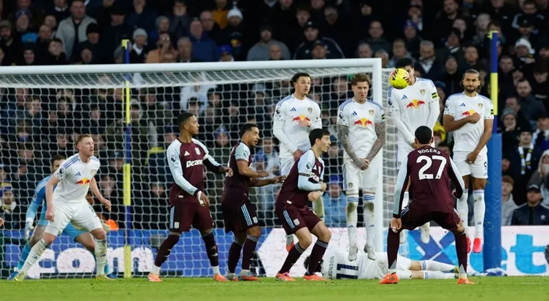 Morgan Rogers (27) ấn định chiến thắng bằng một cú sút phạt đẹp mắt