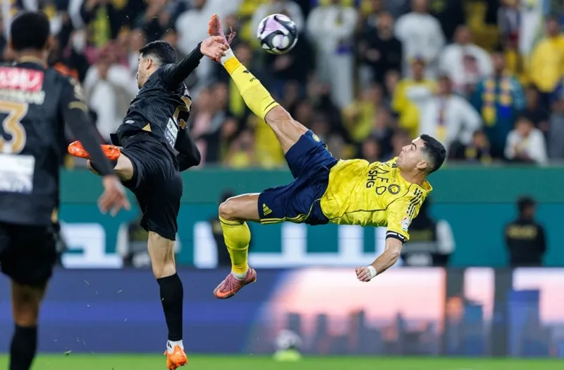 Cristiano Ronaldo ghi bàn từ một cú “xe đạp chổng ngược” ấn định chiến thắng 4-1 cho Al-Nassr trước Al Khaleej.