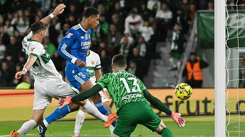 Jude Bellingham ghi bàn gỡ hòa ở 2-2 cho Real Madrid tại Elche. Ảnh: BBC