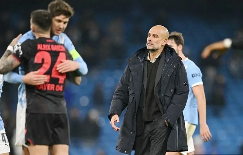 HLV Pep Guardiola thực hiện 10 sự thay đổi góp phần vào thất bại bất ngờ 0-2 trước Bayer Leverkusen.