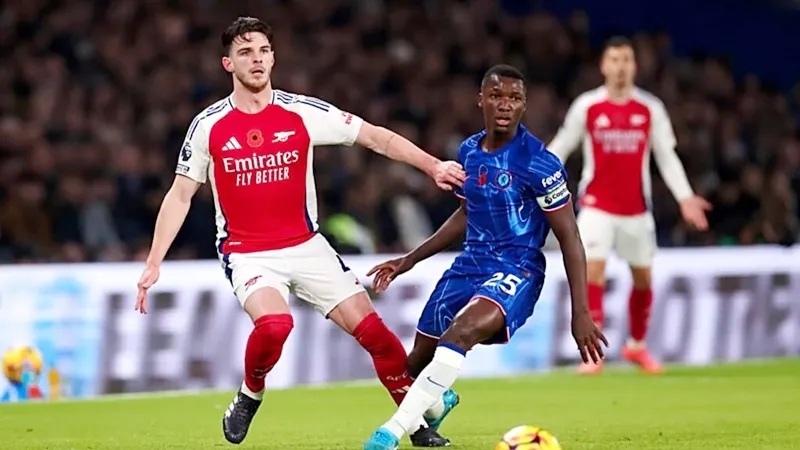 Declan Rice (trái, Arsenal) và Moises Caisedo (Chelsea)