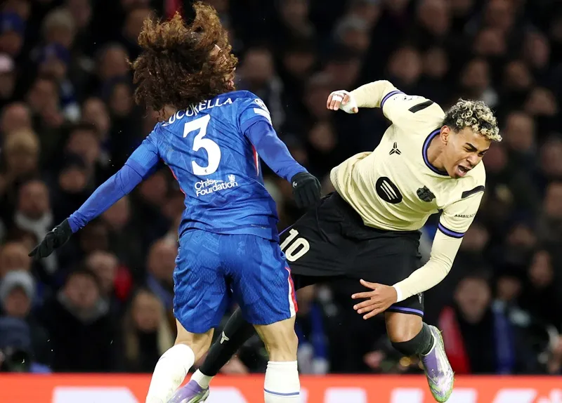 Lamine Yamal bị Marc Cucurella “bỏ túi” khi Barcelona thua Chelsea 0-3 tại Champions League.