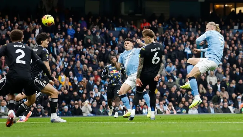 Phil Foden (giữa) ghi bàn cho Manchester City chỉ sau 59 giây.