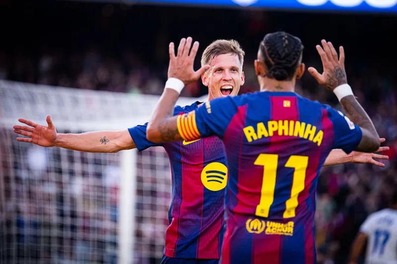 Dani Olmo lập cú đúp giúp Barcelona lội ngược dòng giành chiến thắng 3-1 trước Alaves.