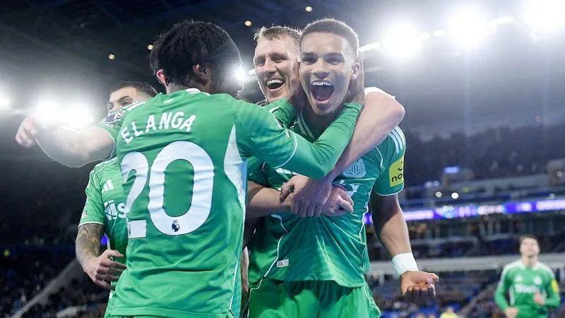 Malick Thiaw ghi bàn mở tỷ số ở giây thứ 55 giúp Newcastle dễ dàng thắng 4-1 tại Everton.