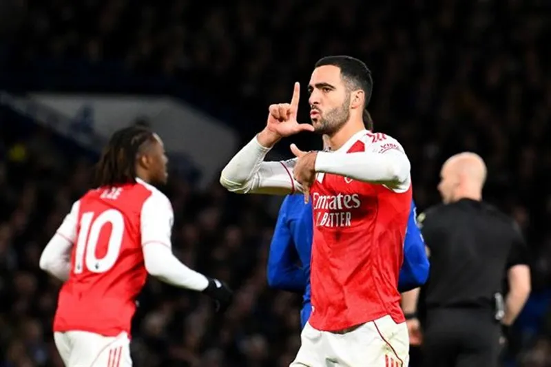 Mikel Merino đã gỡ hòa 1-1 cho Arsenal trước chủ nhà Chelsea chỉ còn 10 người.