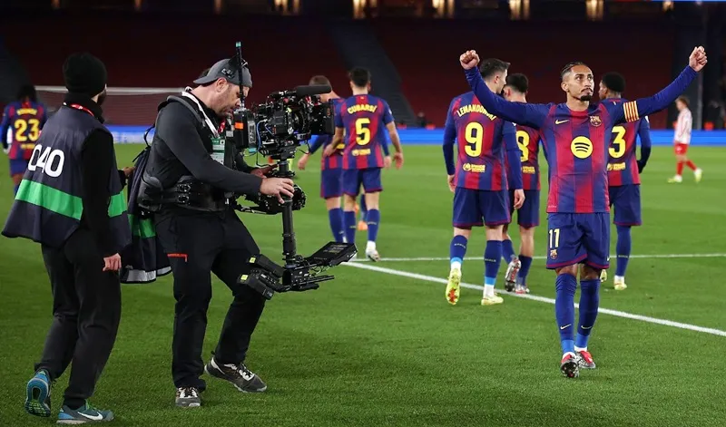 Barcelona ngược dòng đánh bại Atletico Madrid 3-1 để tạo ra 4 điểm nhiều hơn Real Madrid.