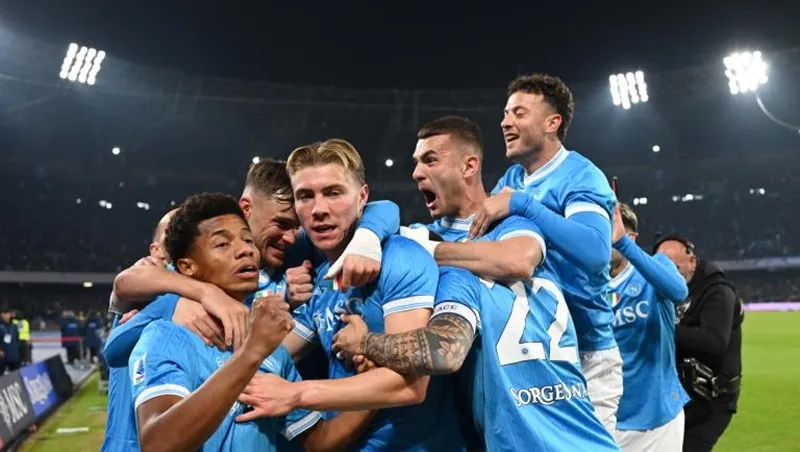 Cú đúp của Rasmus Hojlund giúp đội chủ nhà Napoli đánh bại Juventus 2-1 vào Chủ nhật.