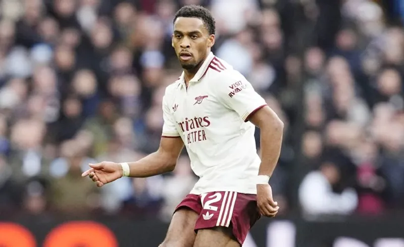 Jurrien Timber phải chơi ở vị trí trung vệ trong bối cảnh Arsenal gặp khủng hoảng chấn thương.