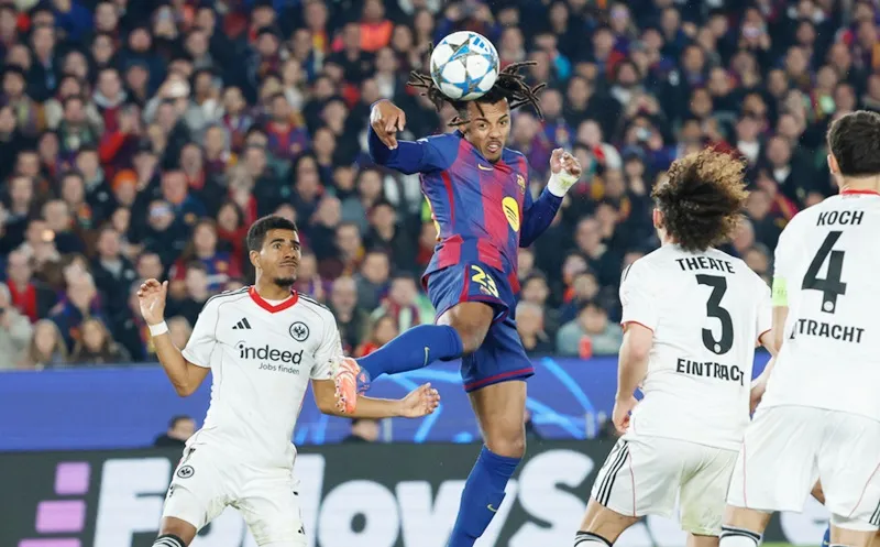 Jules Kounde ghi 2 bàn thắng bằng đầu giúp Barcelona thắng 2-1 trước Eintracht Frankfurt.