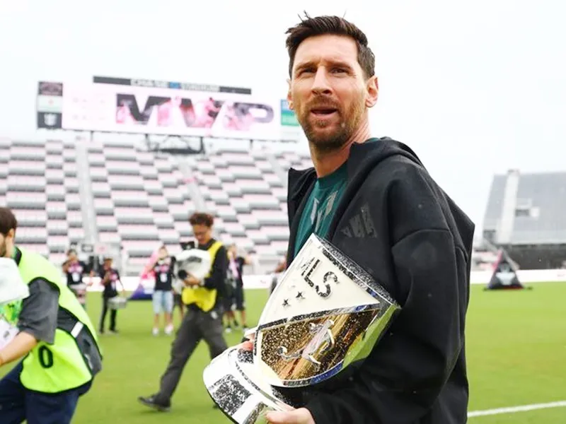 Lionel Messi là người đầu tiên trong lịch sử Giải bóng đá nhà nghề Mỹ (MLS) giành giải Cầu thủ xuất sắc nhất (MVP) 2 năm liên tiếp.