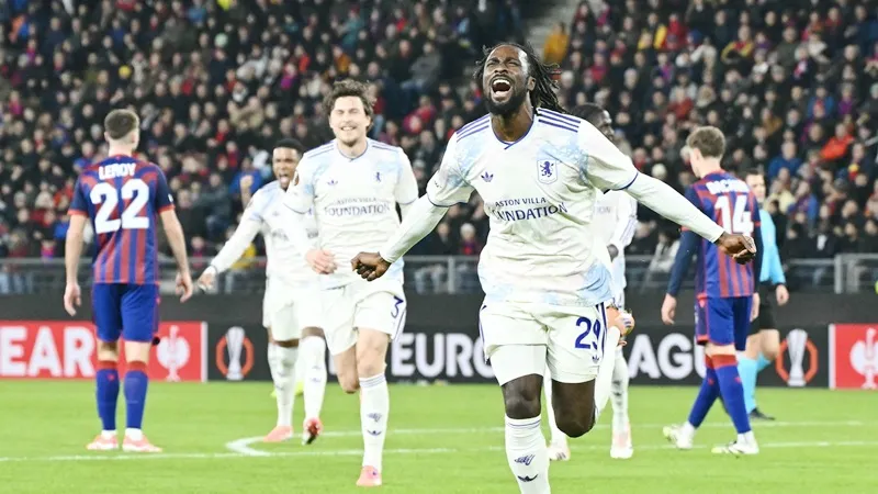 Aston Villa đánh bại Basle 2-1 để gần có suất vào thảng vòng 16 đội.