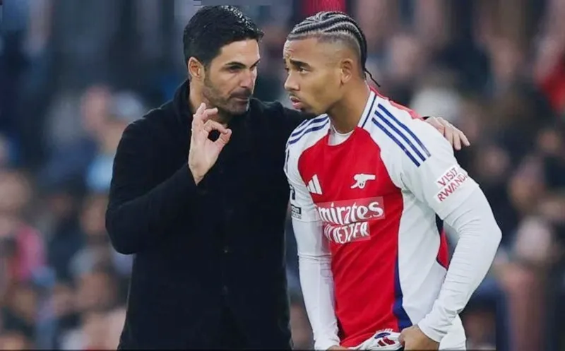 Hlv Mikel Arteta và tiền đạo Gabriel Jesus