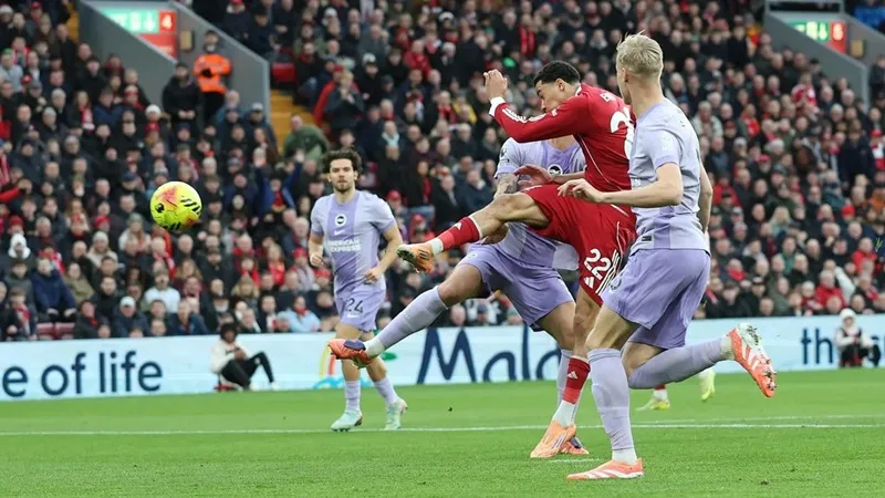 Hugo Ekitike (giữa) ghi bàn ngay giây thứ 46