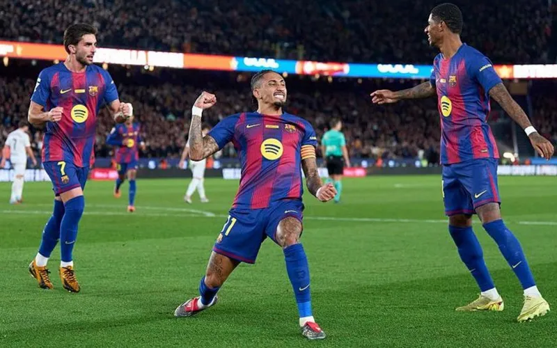 Raphinha lập cú đúp giúp Barcelona đánh bại Osasuna 2-0 nới rộng khoảng cách dẫn đầu lên 7 điểm.