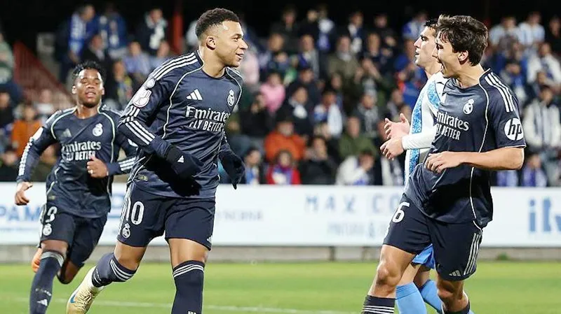 Kylian Mbappe ghi cú đúp trong chiến thắng Talavera 3-2 ở vòng 32 đội Copa del Rey.