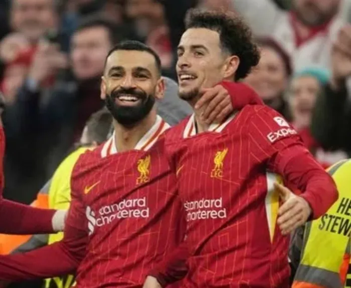 Mohamed Salah và Curtis Jones