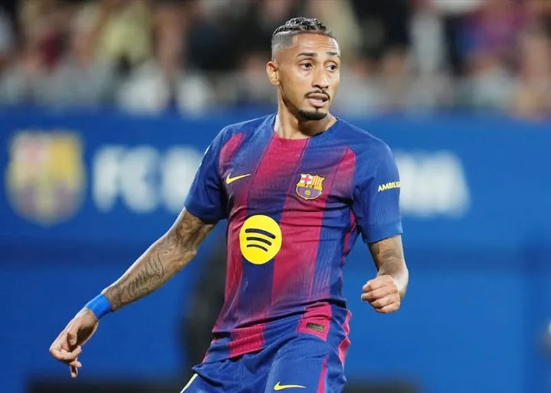 HLV Hansi Flick tức giận khi Raphinha bị loại khỏi đội hình tiêu biểu của FIFA.