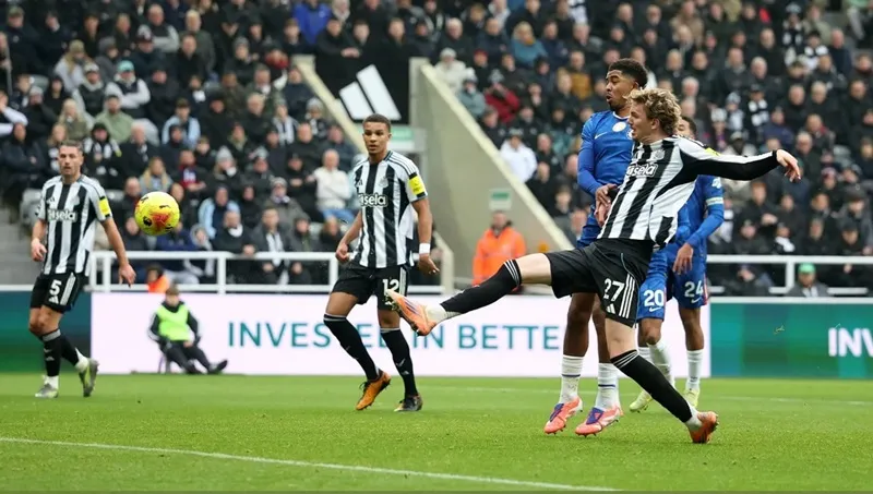 Pha ghi bàn dẫn trước 2-0 của Nick Woltemade