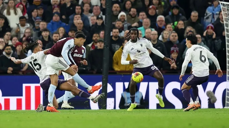 Morgan Rogers tung cú sút kỹ thuật vào góc xa.