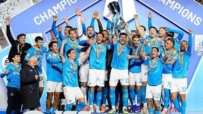 Napoli lần thứ 3 nâng cao chiếc Siêu cúp Italy với chiến thắng 2-0 trước Bologna.