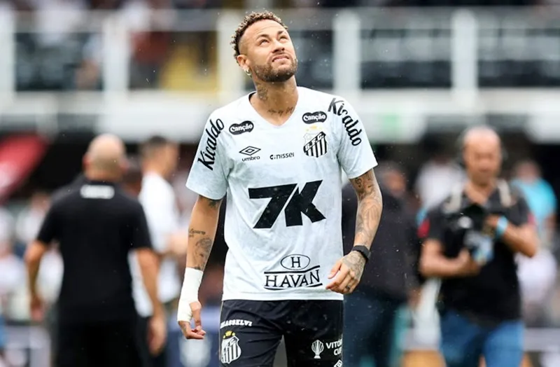 Neymar đã trải qua một ca phẫu thuật nhỏ ở đầu gối trái vào thứ Hai.