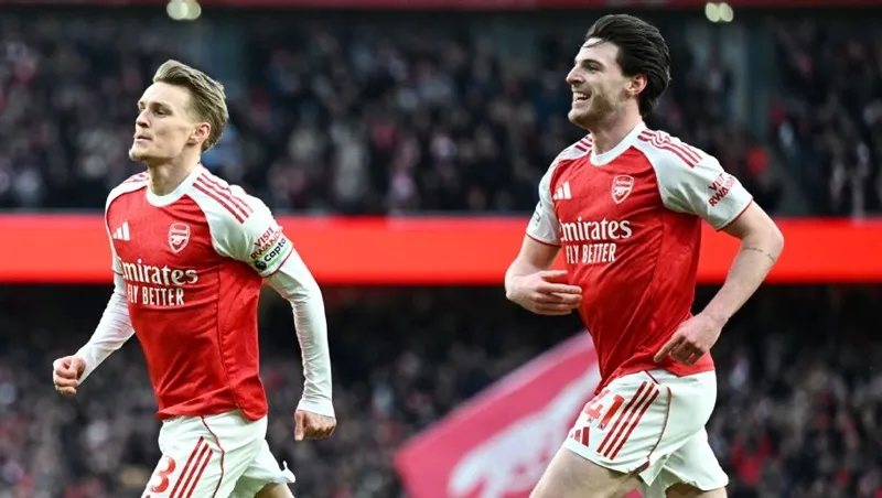 Martin Odegaard (phải) và Declan Rice ăn mừng bàn thắng.