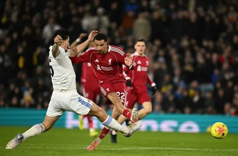 Hugo Ekitike (phải, Liverpool) ghi bàn trong trận hòa Leeds 3-3