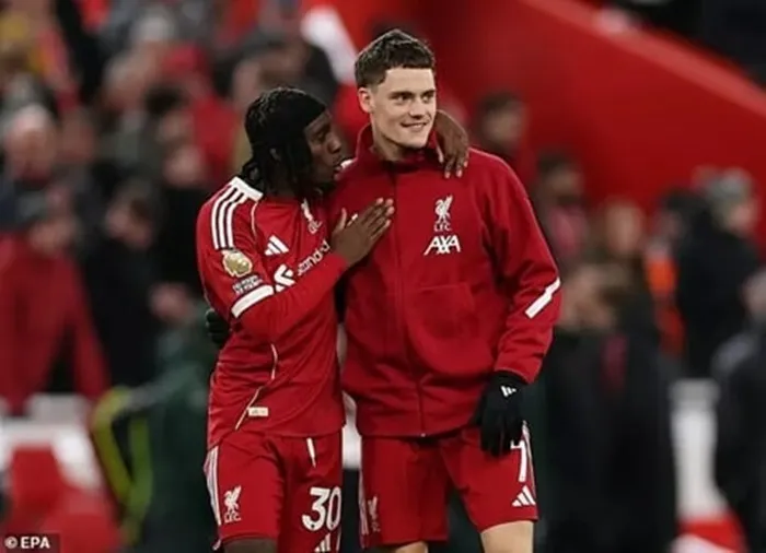 Jeremie Frimpong (trái) và Florian Wirtz trong màu áo Liverpool