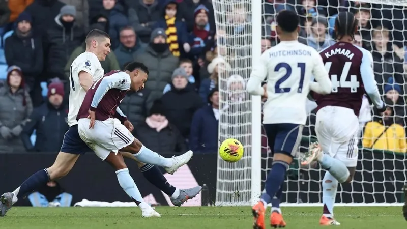 Ollie Watkins đang có phong độ cao đã đưa Villa dẫn trước ở những phút cuối cùng của hiệp một