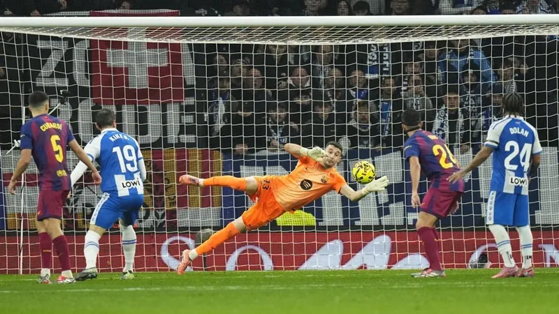 Joan Garcia xuất sắc giúp Barcelona thắng Espanyol 2-0 trong trận derby xứ Catalan đầy căng thẳng.