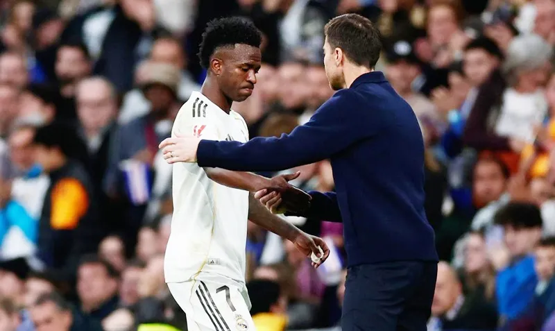 HLV Xabi Alonso bảo vệ Vinicius Junior sau khi anh bị một bộ phận khán giả la ó.