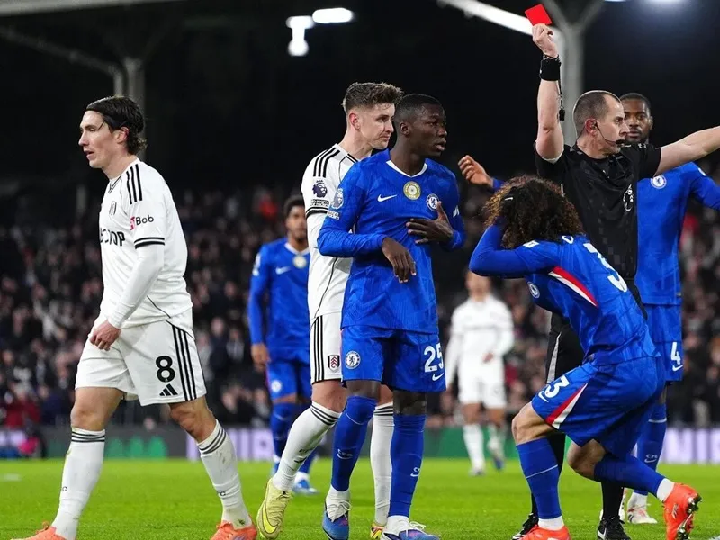 Thẻ đỏ sớm của Marc Cucurella khiến Chelsea thúc thủ 1-2 tại Fulham.