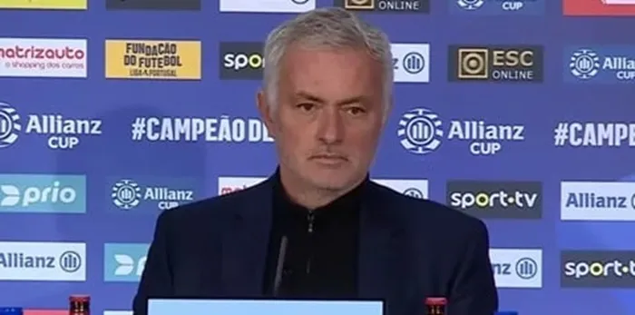 Mourinho bắt cầu thủ Benfica ngủ lại sân tập sau trận thua sốc