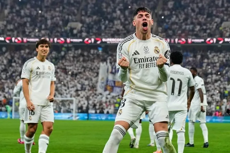 Federico Valverde tỏa sáng giúp Real Madrid đánh bại Atletico Madrid với tỷ số 2-1.