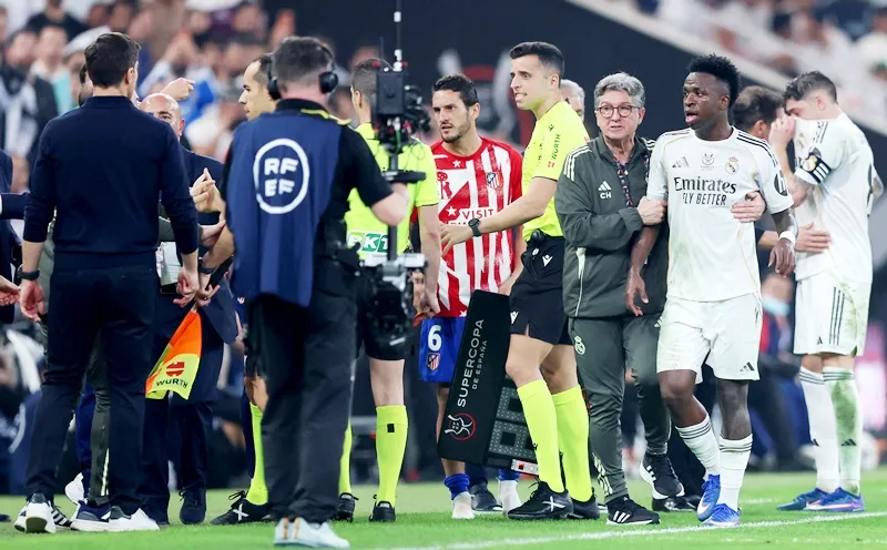 Vinicius Junior phản ứng với Diego Simeone ở trận bán kết Siêu cúp Tây Ban Nha.