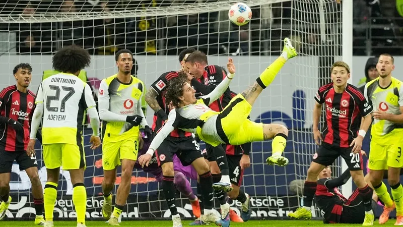 Borussia Dortmund chắc chắn sẽ tiếc nuối với kết quả hòa 3-3 tại Eintracht Frankfurt.