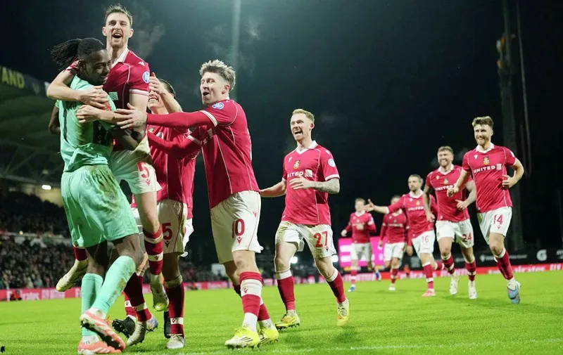 Wrexham loại đội bóng Ngại hạng Anh Nottingham Forest với tỷ số 4-3 trên chấm phạt đền.
