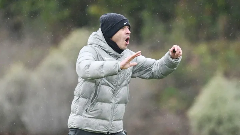 Tân HLV Liam Rosenior ủng hộ chủ sở hữu Chelsea kiên trì theo đuổi chính sách trẻ.