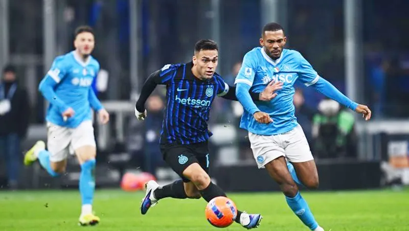 Trận hòa giữa Inter Milan và Napoli khiến cuộc đua vô địch Serie A ngày càng trở nên gay cấn.