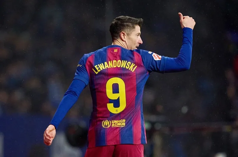 Nhận giải Vận động viên xuất sắc của thế kỷ, Lewandowski quả quyết sẽ không giải nghệ