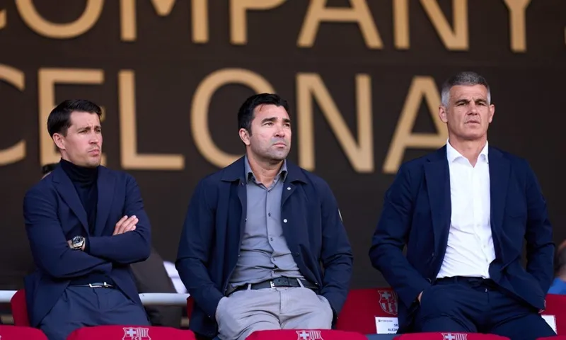 Deco (giữa) thừa nhận bất ngờ khi Real Madrid tuyên bố sa thải Xabi Alonso.