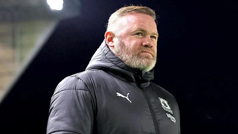 Wayne Rooney sẵn sàng gia nhập ban huấn luyện của người đồng đội cũ Michael Carrick.