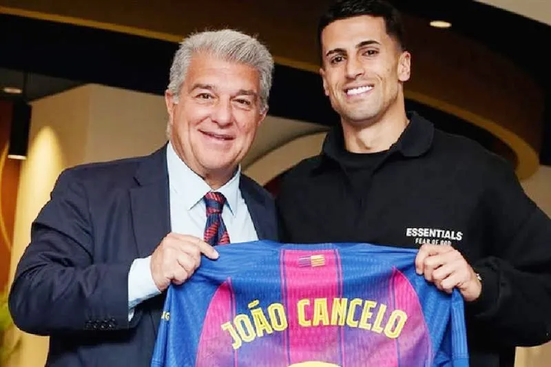 Joao Cancelo trở lại Barcelona theo dạng cho mượn từ Al-Hilal đến cuối mùa giải.