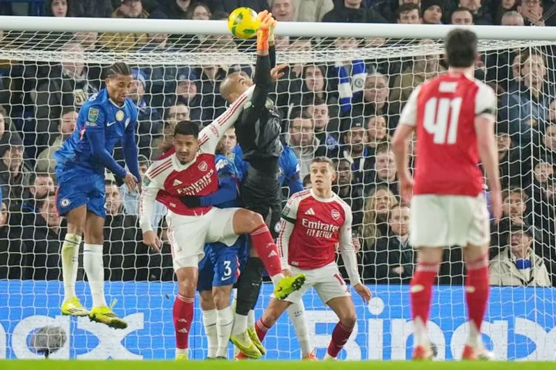 Sai lầm của thủ môn Robert Sanchez khiến Chelsea trả giá bằng thất bại 2-3 trước Arsenal.